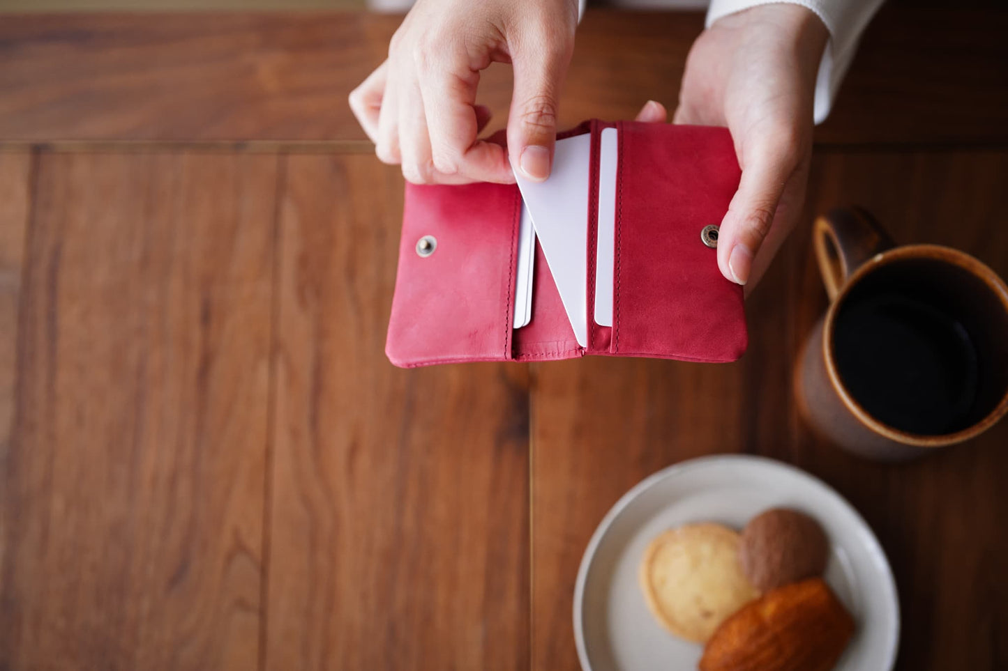 ふかふかカードケース|3つの仕切りが大容量を実現。
